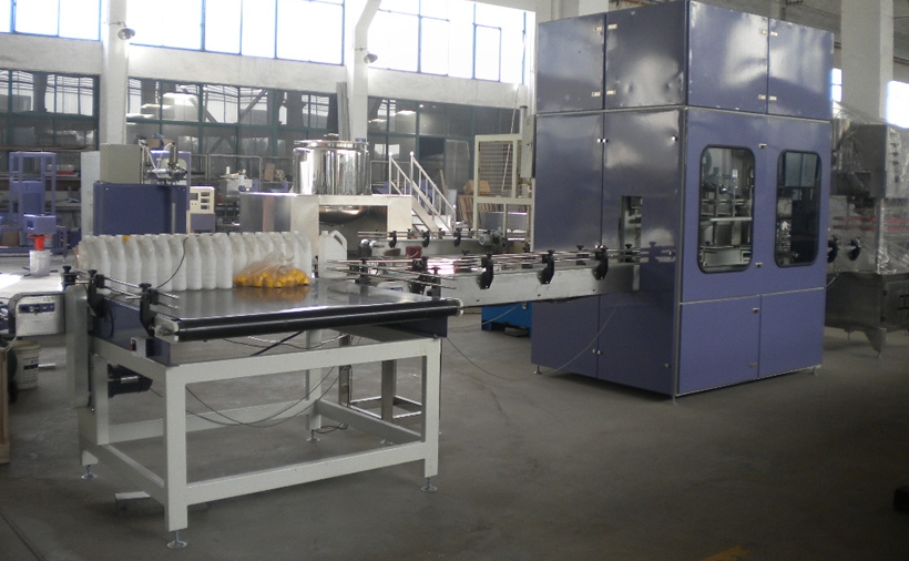 潤滑油行業(yè)--潤滑油全自動(dòng)灌裝機(jī)